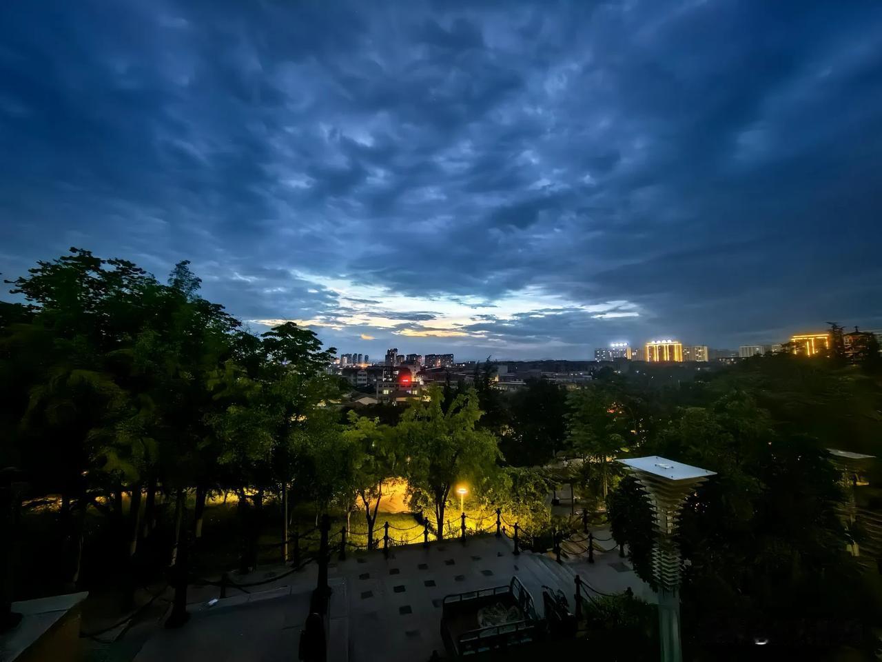 这算不算不多见的天气现象，晚上八点，河北武安实拍。