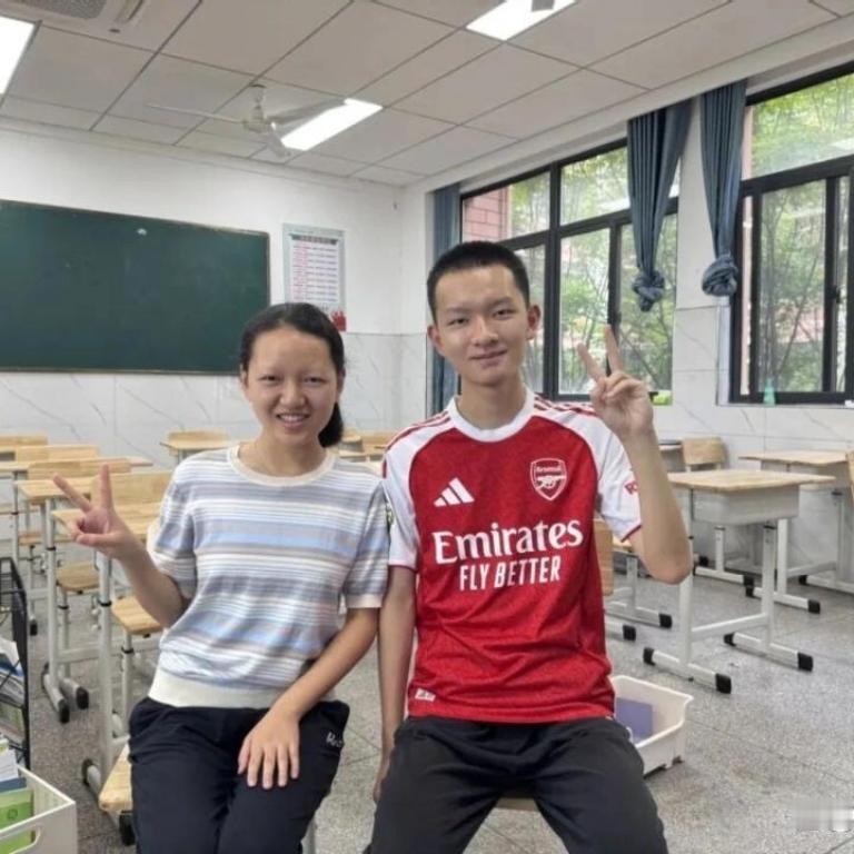 全网刷屏的池州神仙兄妹！哥哥688分中科大，16岁跳级妹妹699分冲刺北大光华