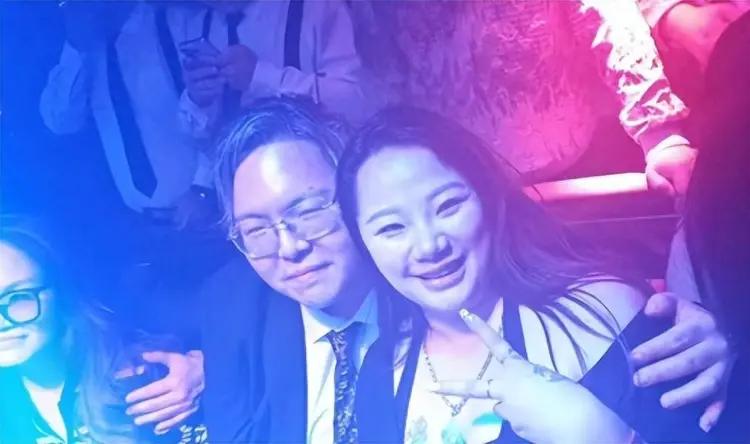 向家二公子找了个大10岁的南昌女人，向太直播放话：这种儿媳我死都不认。

202