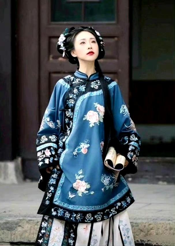 左边是意淫出的清汉女，右边是是真正的清汉女。 ​ ​​​