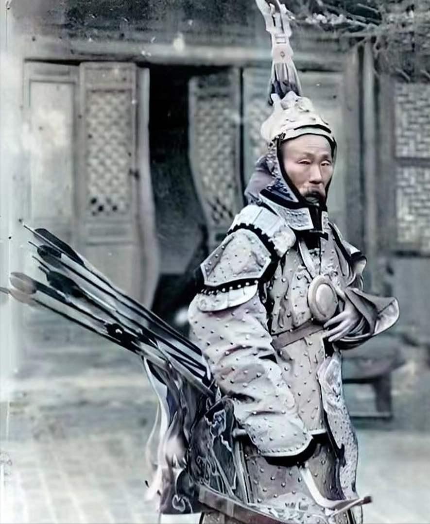 1903年，广西提督苏元春被押送京城将要斩首，他多年的同僚好友纷纷袖手旁观，唯有
