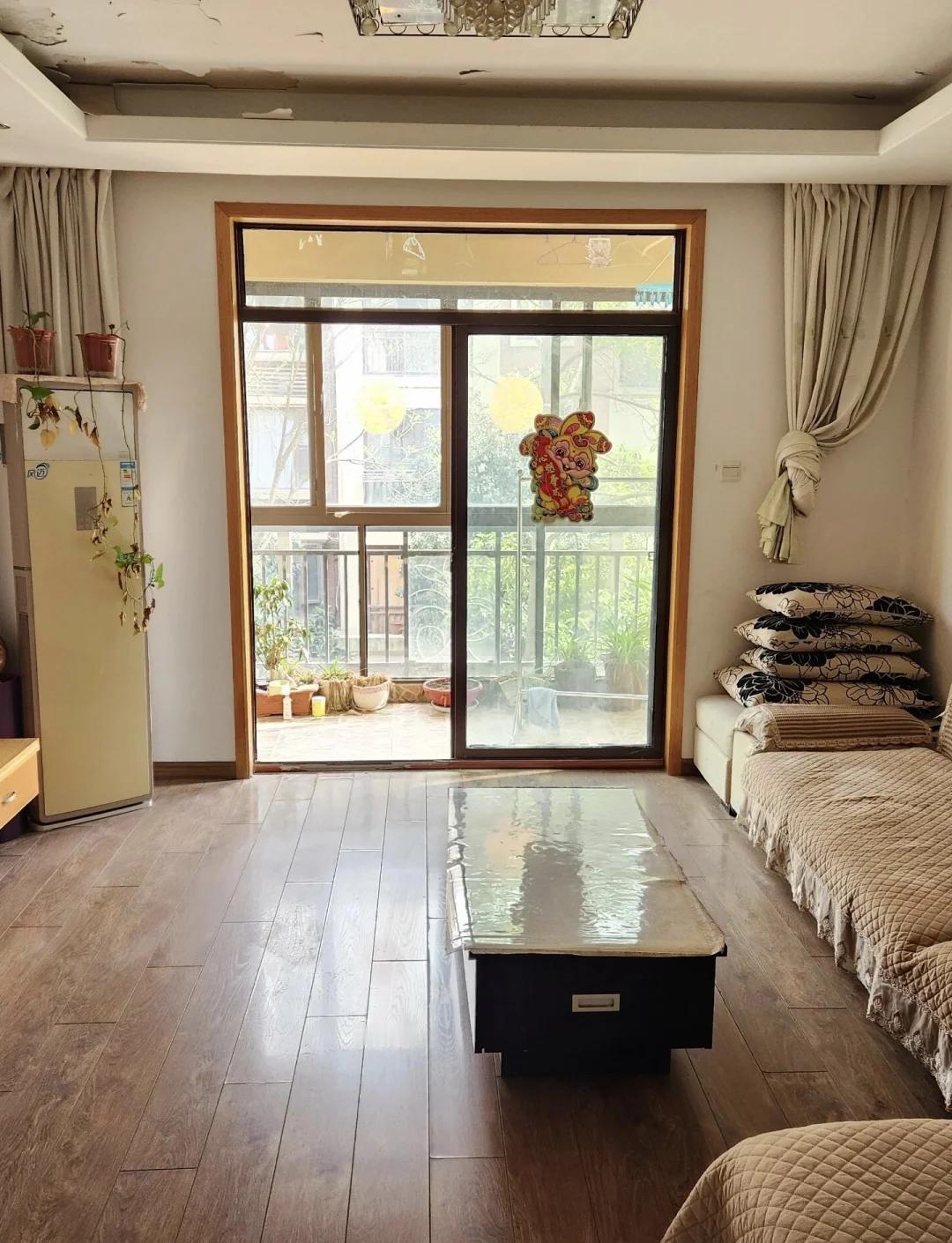 现在入手中山二手房，还挺值得琢磨。2025年数据显示，市场住宅签约量和2024年