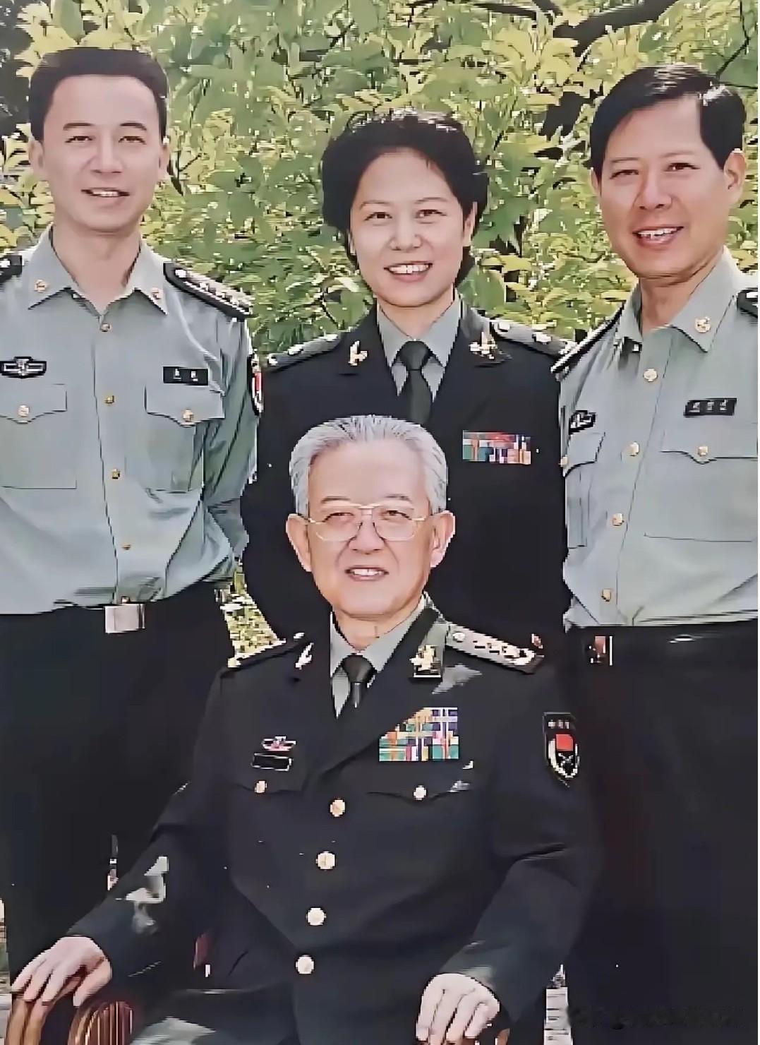 他曾在1992年至2002年连续担任解放军总政治部主任长达10年，是任期最长的主