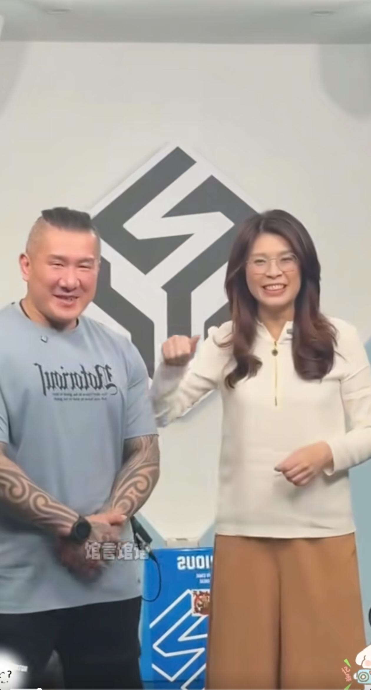 郑丽文又一次为馆长站台，声称馆长是她的好朋友，还恳请大陆的朋友多多关注支持馆长。