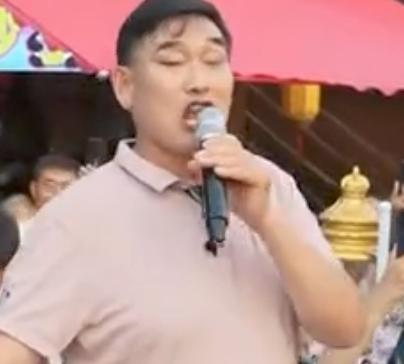 “大衣哥”朱之文近日在河南新乡的演出人气爆棚，现场气氛十分热烈。
本次演出是8月