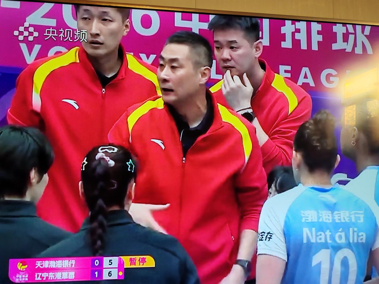 女排排超联赛第十三轮，天津女排主场迎战辽宁女排，辽宁女排26：24拿下第一局，第