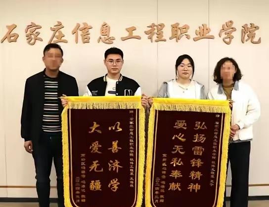 2024年，河北2名大学生坐网约车，然而刚走1公里，司机就把车停在路边，对他们说