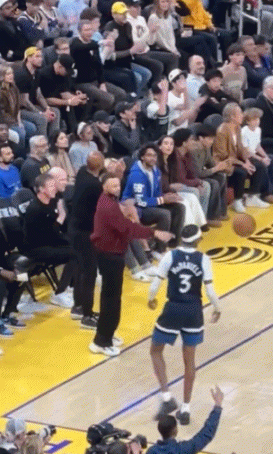 最佳第六人！库里穿着便装从身后盖麦丹！
在今天NBA常规赛勇士对阵森林狼的比赛中