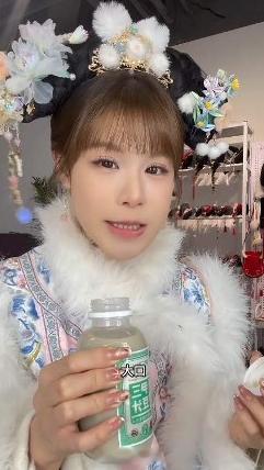TVB小花古佩玲（Kelly）早前到北京旅游，除了一圆古装梦穿上清装变身“素素格