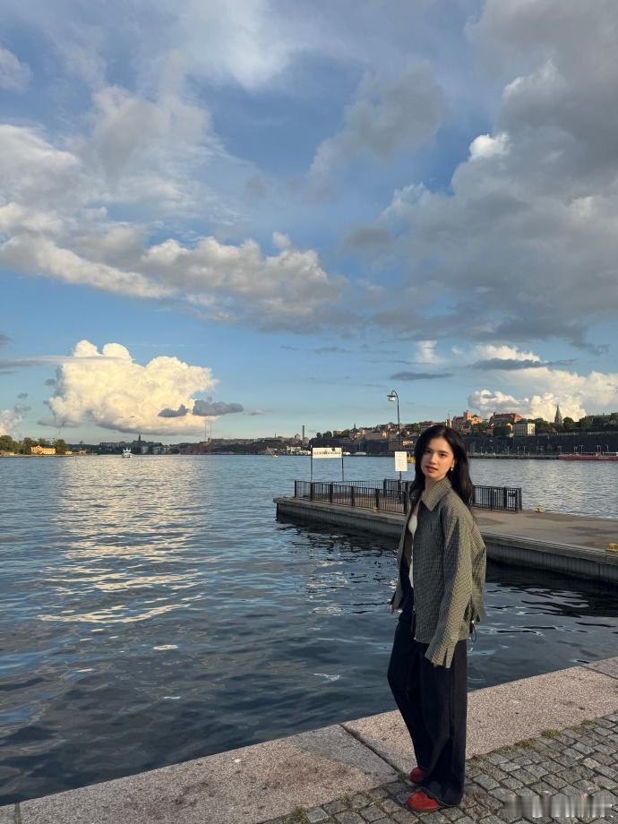 张婧仪岁月静好具象化张婧仪晒的旅游明信片置身风景里自在松弛，张婧仪的五官太有故事