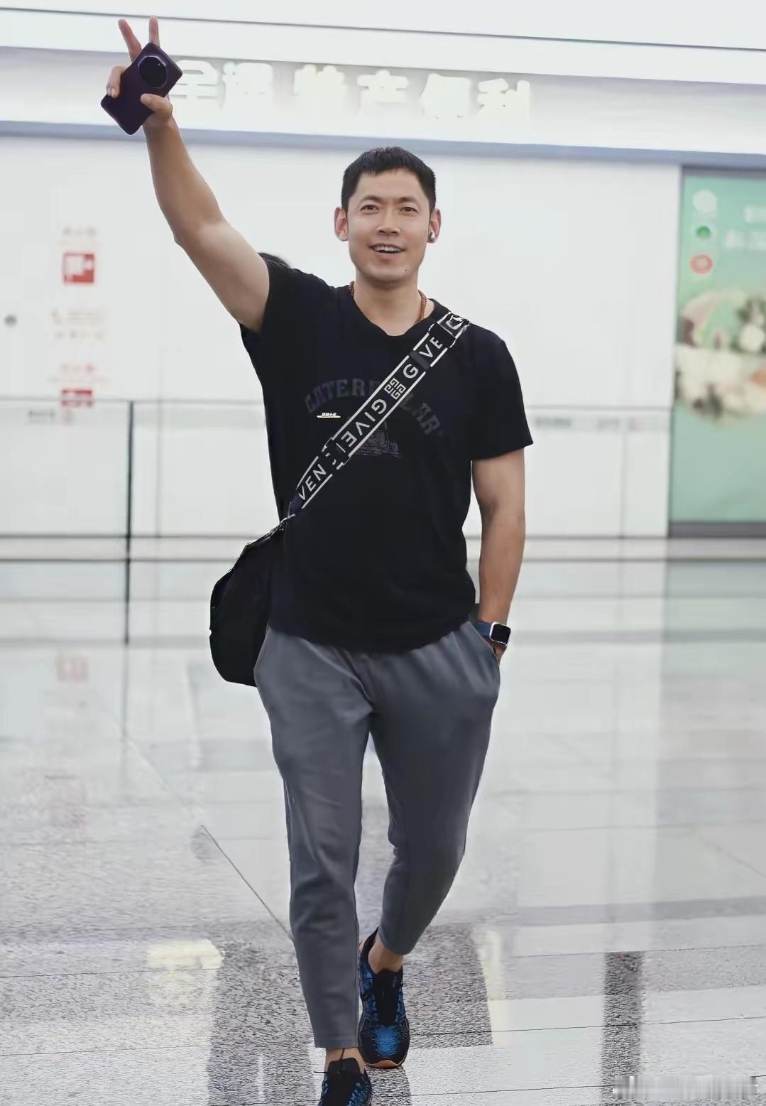 张庆鹏指导正式离任北控男篮 祝福以后工作顺顺利利。看过你打球，观赏性最佳！cba