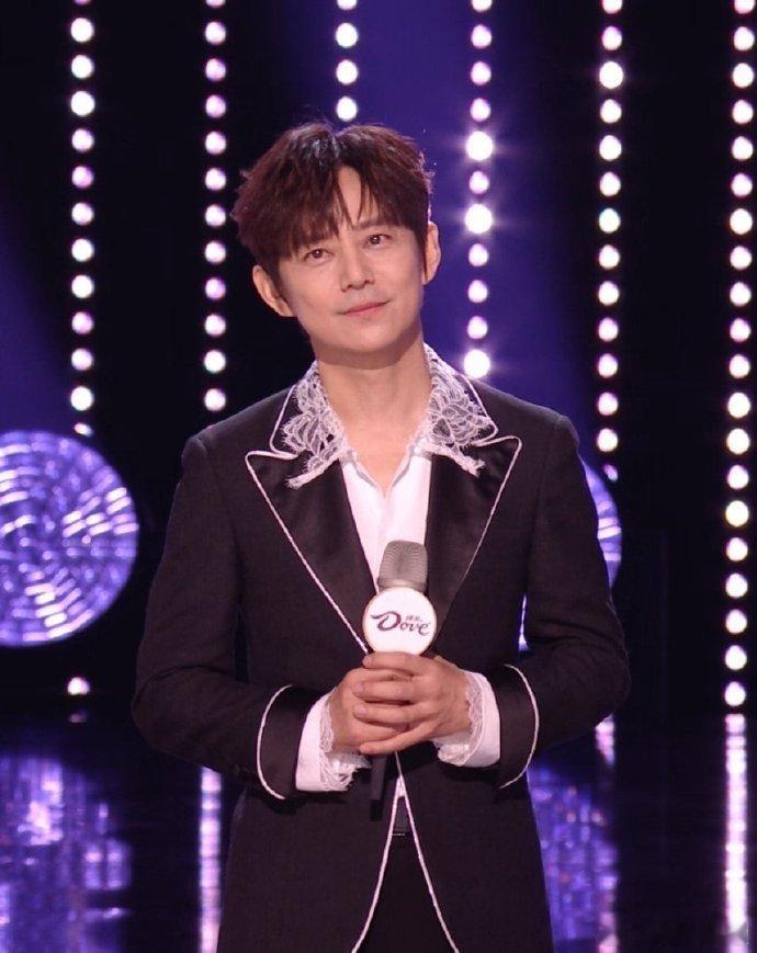 何炅也是化身魔丸了谁能想到何老师也会变身魔丸啊！一句话直接把华晨宇整得措手不及，