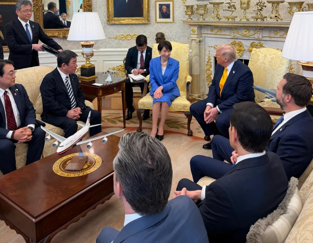 高市早苗恨不得把头埋进地板。3月19日，有日本记者提问，美国打伊朗为什么没告诉日