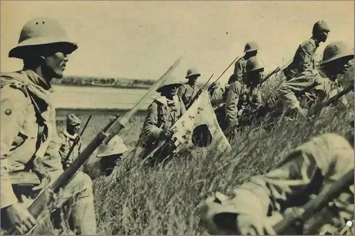 1941年河北一个卖香油的小贩混进村，300鬼子趁黑来袭，3小时后日军指挥官接到