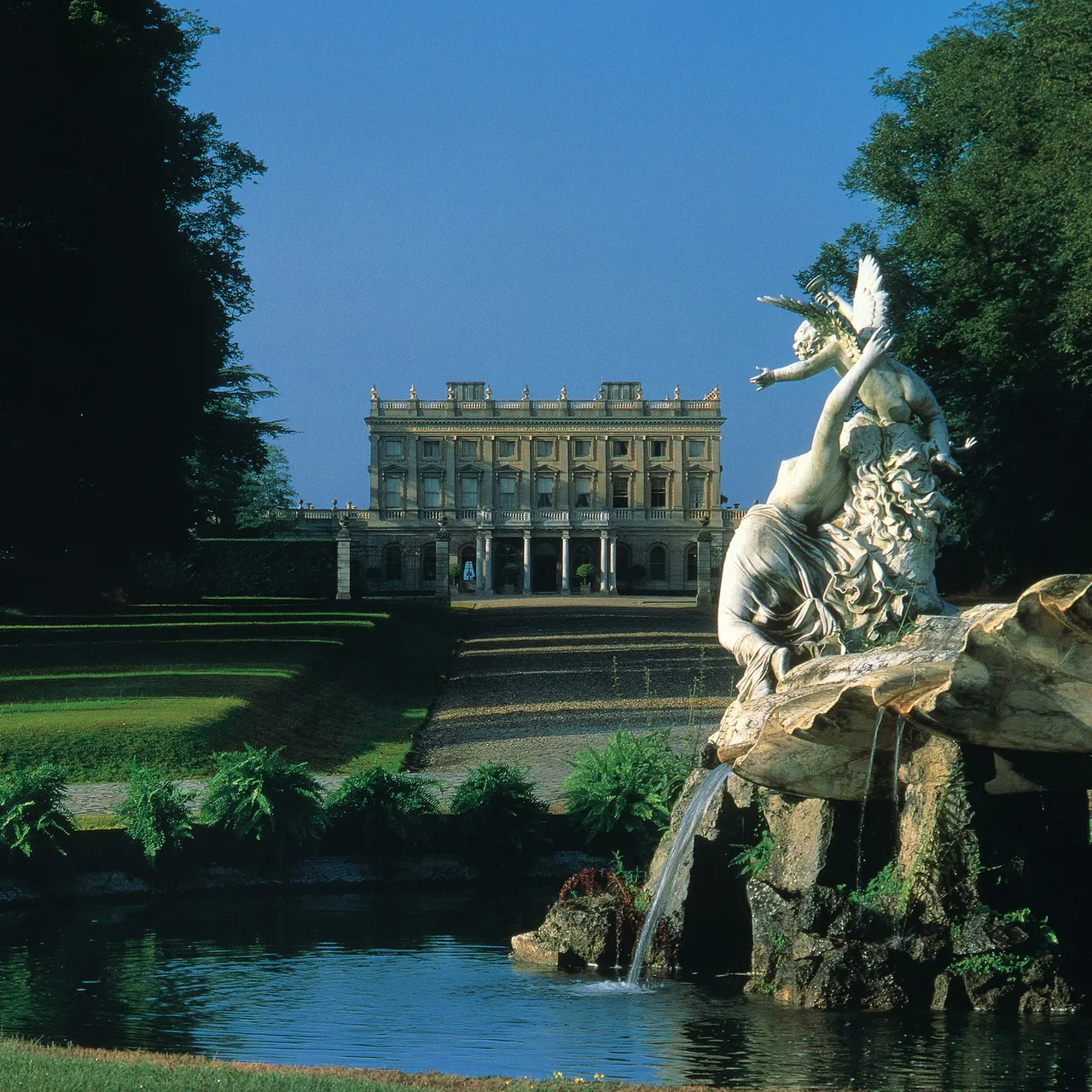 坐落于泰晤士河畔的Cliveden House，拥有近200年的悠久历史，曾为私