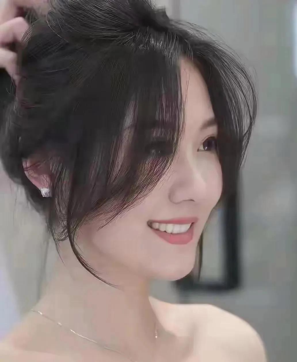 如梦令•露重菊绽妍（四首）
文/无冕诗人

1
露重菊开娇艳，风过香飘深院。独倚
