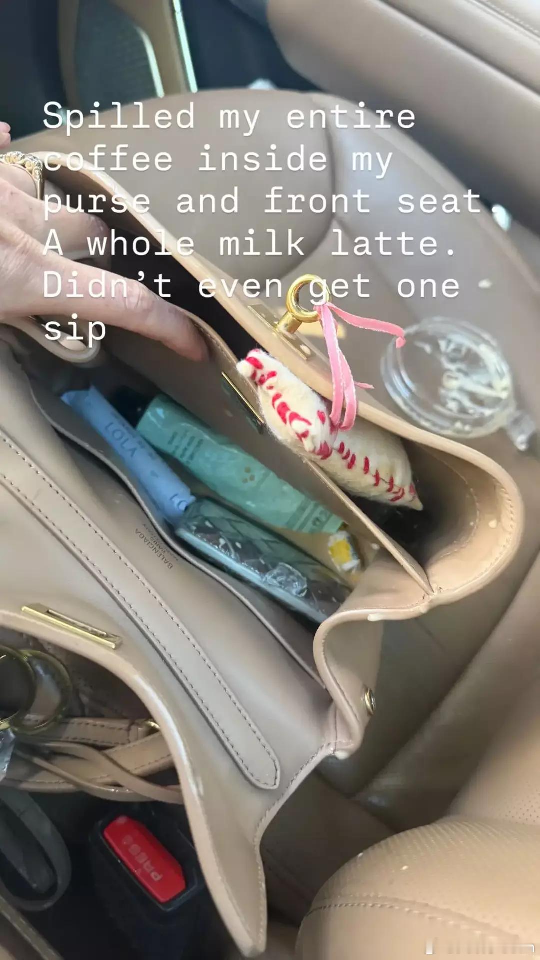 成年人崩溃就在一瞬间！hilary duff希拉里达芙买完拿铁拿上车，结果还没来