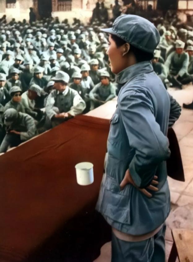 1938年，毛主席在抗大作报告，摄影师徐肖冰进场晚了，人挨人，他找不到好位置，只