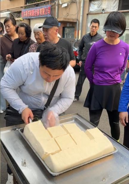 嗨！“中国人买豆腐”竟然也能让老外破防！？[灵光一闪][抠鼻][害羞][鼾睡]