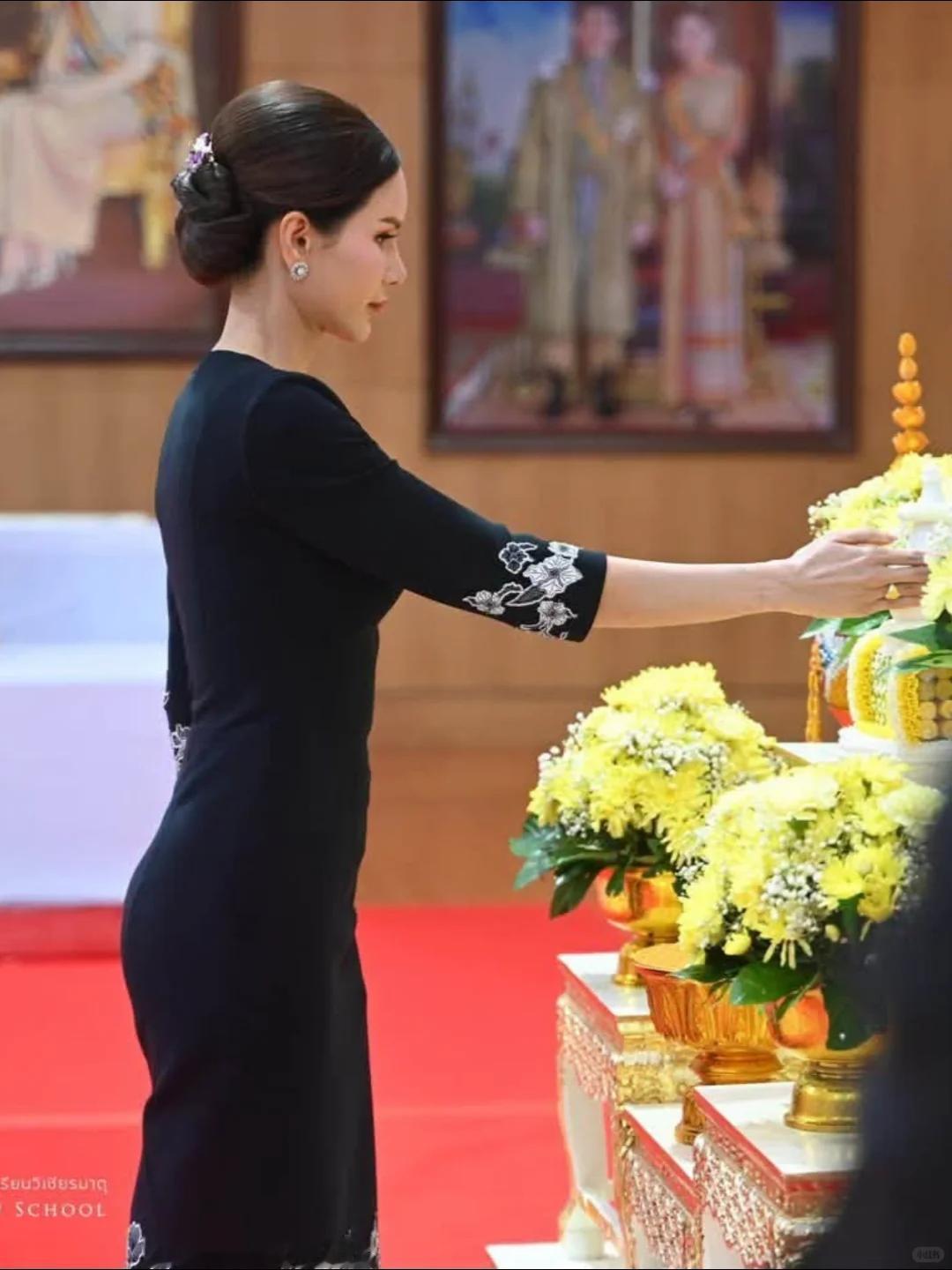 巴帕颂又代替泰国国王出席公务
修长天鹅颈，气质清冷仙气十足。

 王室公告官宣：