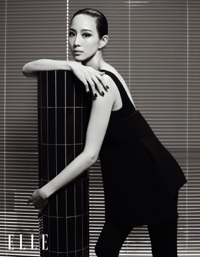 #张钧甯不能再瘦了# 张钧甯ELLE封面上线，冷御香家女郎以烟熏妆魅力登场，不过