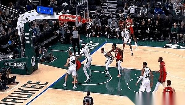 我跟你说，看懂雄鹿这个防守，你就看懂了啥叫“职场霸凌”。
两个人，格林加波蒂斯，