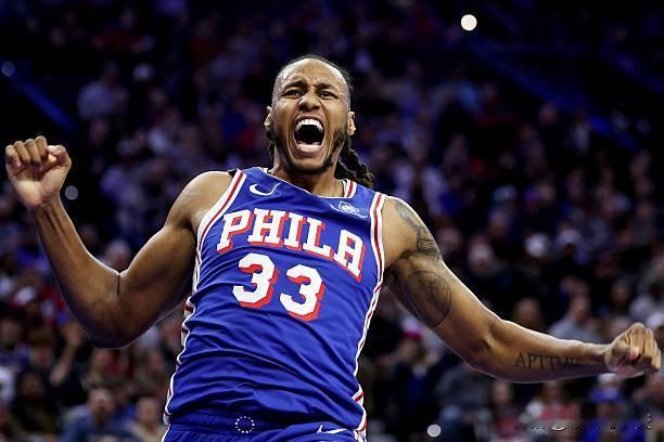 根据ESPN权威记者Shams Charania的报道，费城76人计划与此前手持