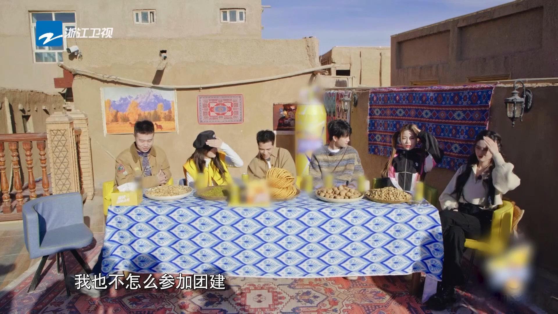 #徐艺洋陈卓璇装不了一点##陈卓璇贴脸开大哇唧唧哇#哈哈哈哈陈姐多说点，我爱看[
