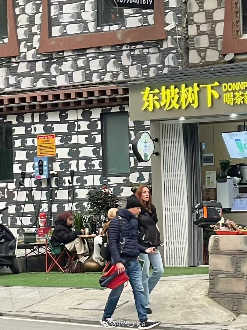 在长坪沟景区里看到几个老外，其中一对夫妇，在路上跟我们微笑示意，很友好。下山观光