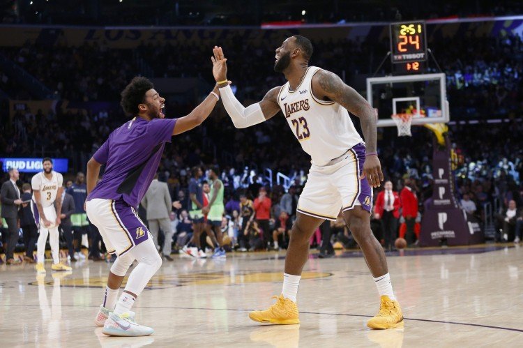 【#前冠军成员称湖人比勇士更团结#】这才是领袖该做的🐐前NBA球员奎因-库克谈