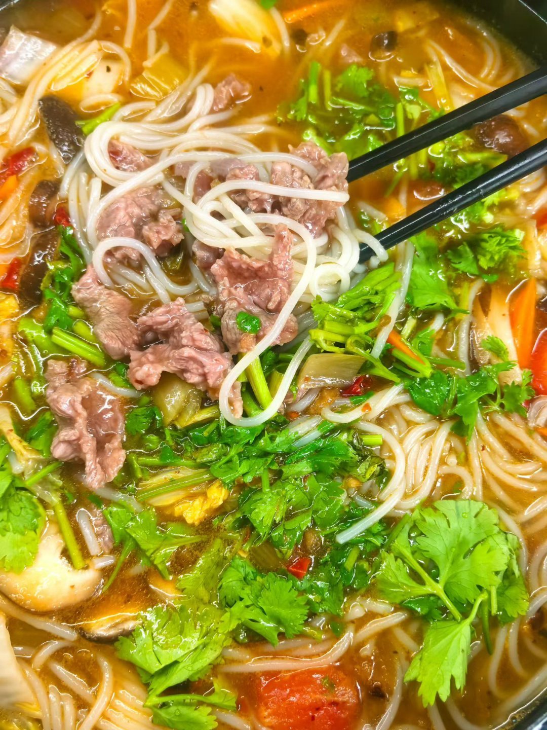 难得贤惠，一人食，下了碗牛肉面 