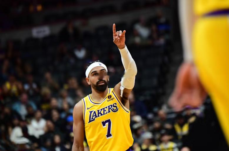 今日上午NBA季前赛继续进行，勇士与湖人上演焦点之战，最终勇士111-103胜出