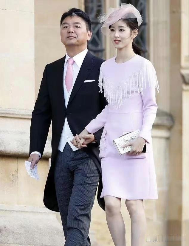 刘强东和章泽天一起出门，显得格外得意 ​​​