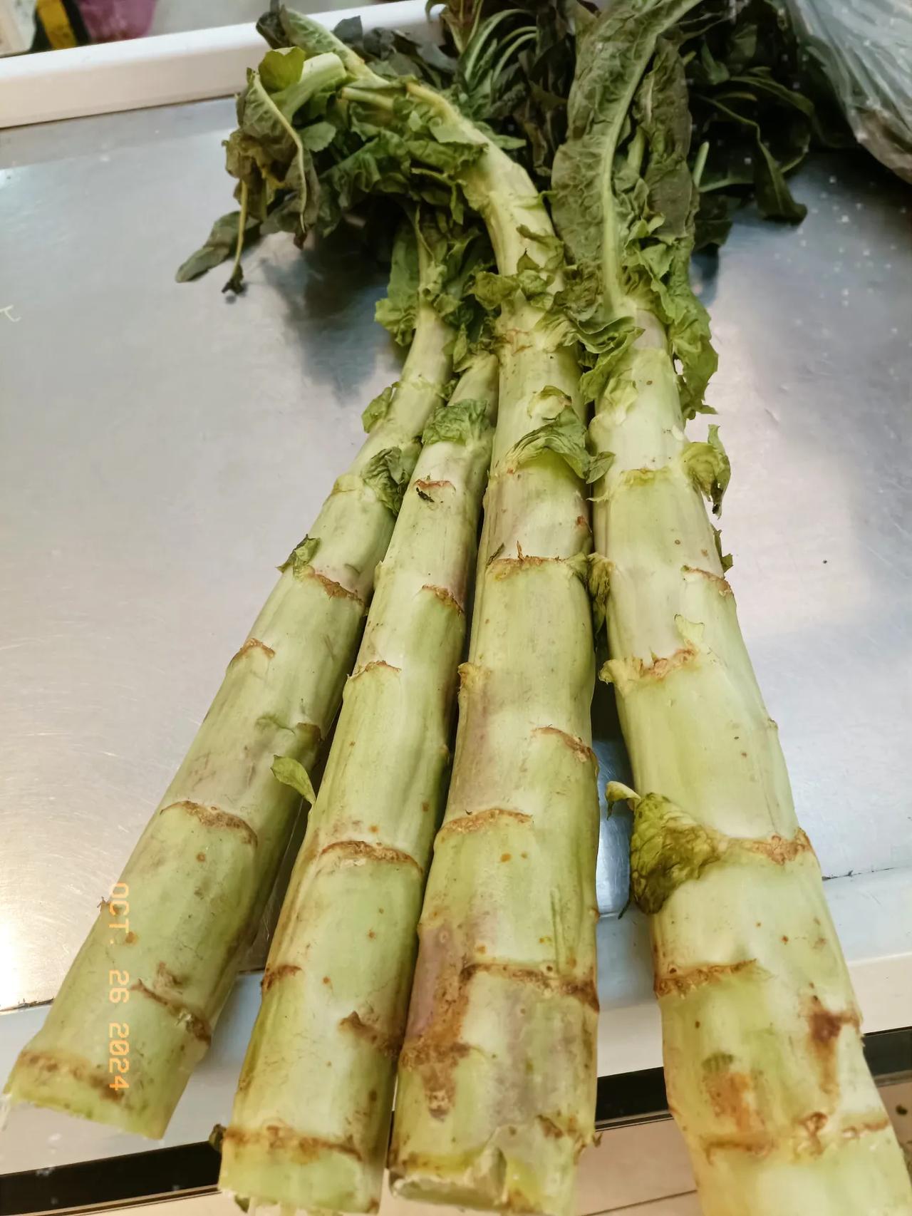 
这么好的莴笋卖五块钱四根，批发价估计只有几毛钱一斤，除掉本钱岂不是要亏本？农民