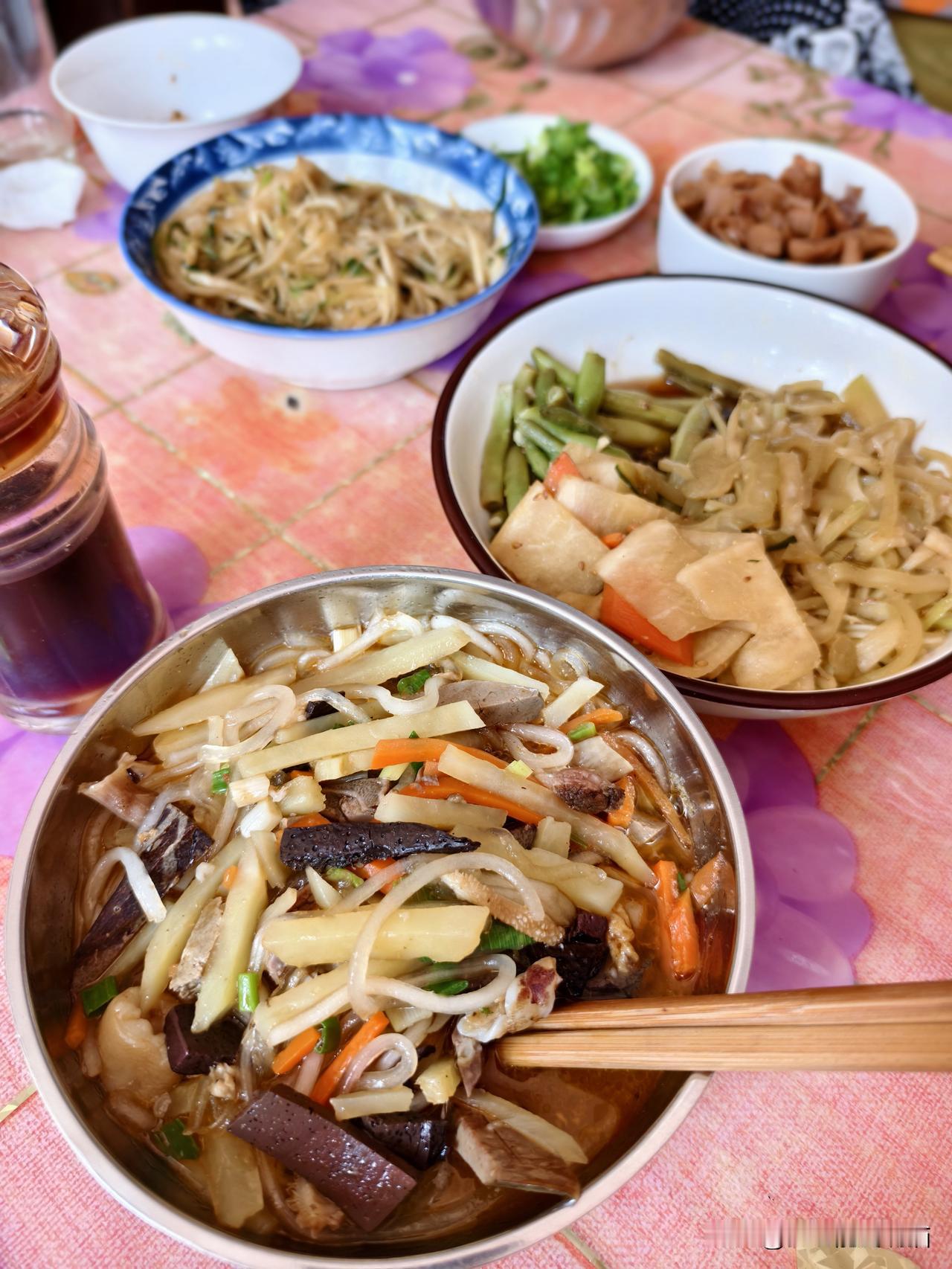 秋日生活打卡季 山西偏关猫姐娘家的午餐依旧是色香味俱全，大厨猫爸把爱好当成了职业