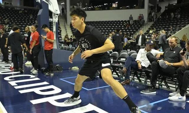 杨瀚森如果有崔永熙的自律和训练态度那就是未来开拓者妥妥的王者。
崔永熙身高，臂展