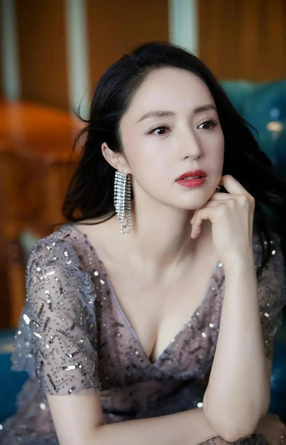 李维嘉说董璇像带了两个孩子李维嘉说：“董璇现在是一边要照顾女儿，一边要安抚老公，