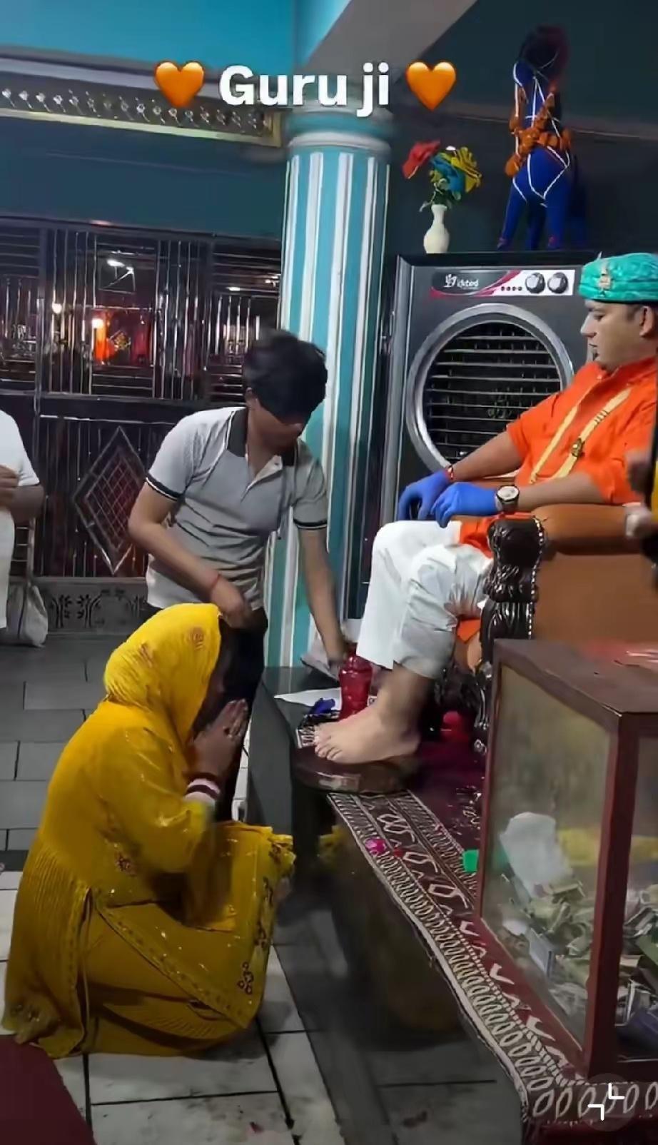印度人给印度教神棍洗脚，然后被摸头，磕头说谢谢，最后把整盆洗脚水给喝了，去病消灾