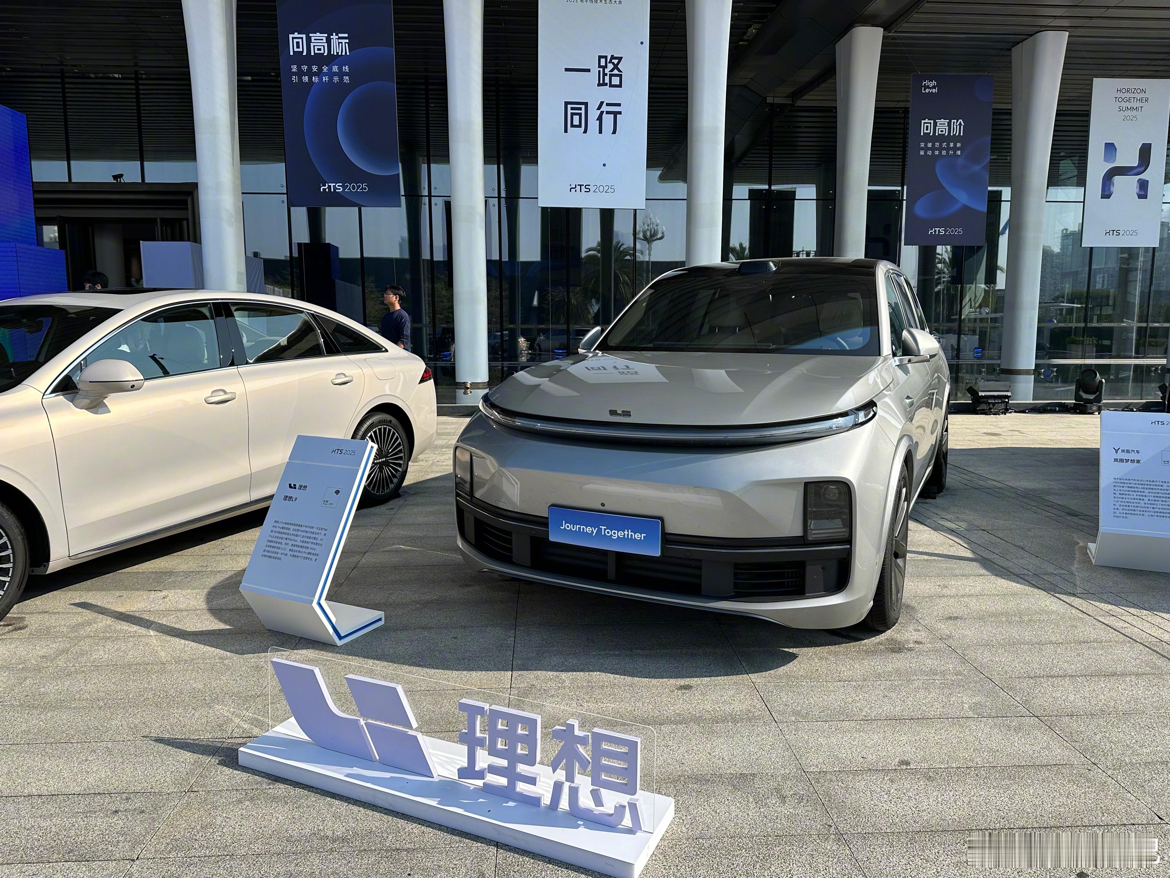 理想 AD Pro 后补的城区 NOA 功能，应该是轻舟帮忙做的。轻舟供应商里 