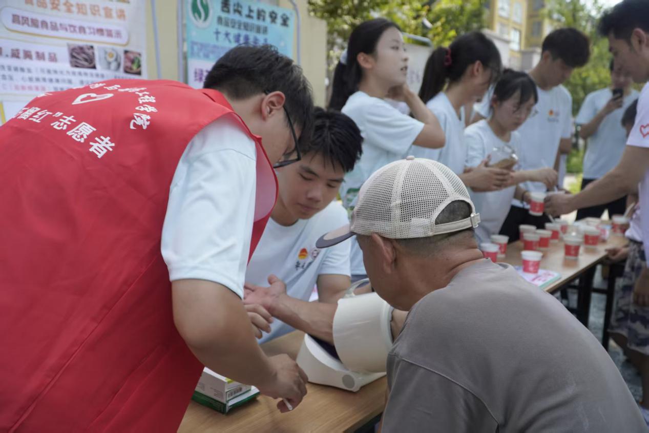 你问我答 之前刷到过针对近3万名中国老人的健康跟踪调查，数据真的很有意思：和从不