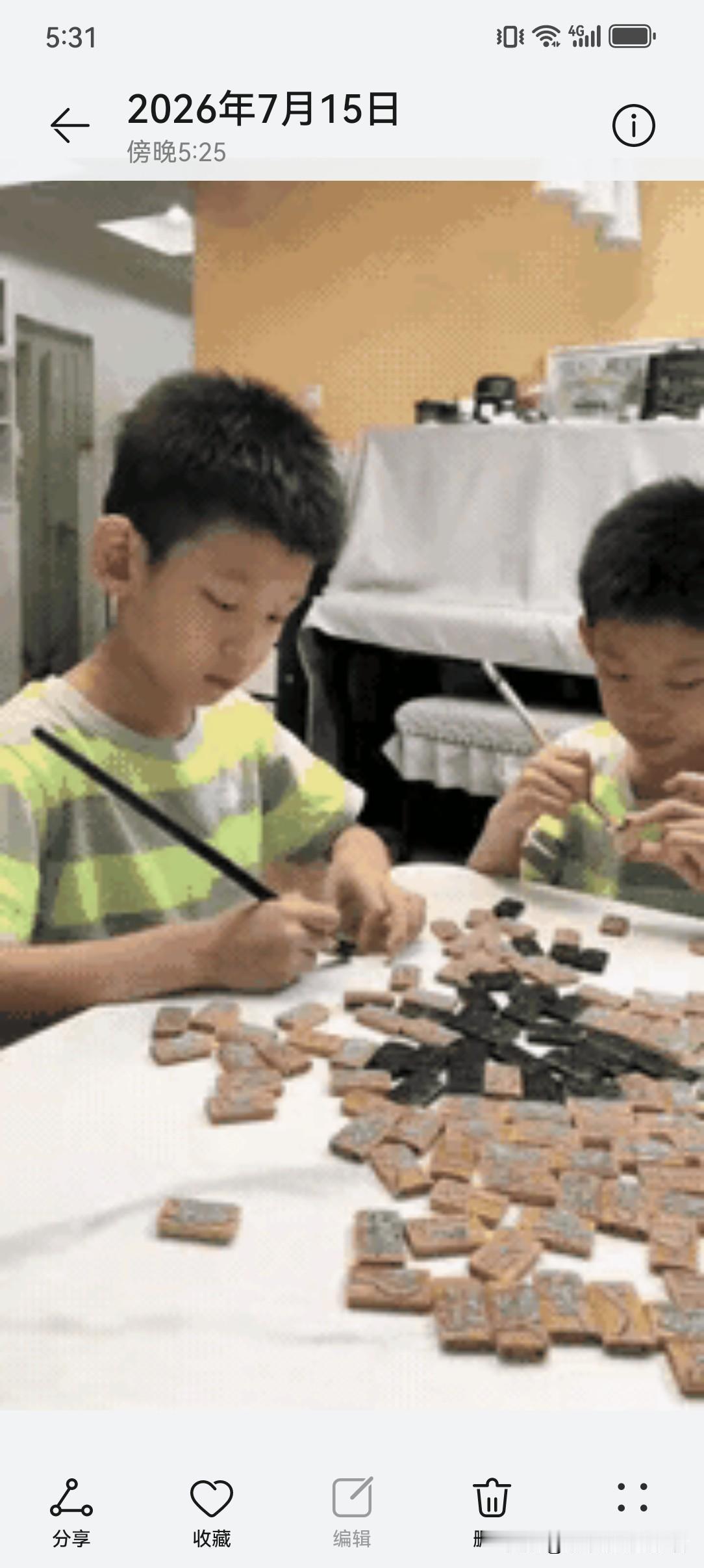 “火到人民日报了！”北京，一位妈妈下班后，不看电视不逛街，不看手机不出门，和双胞