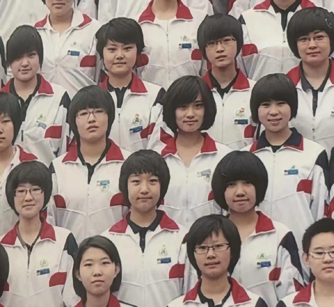 看到孟子义的这张毕业照就知道她为什么可以当明星了，孟子义早期未踏入演艺圈时的素颜