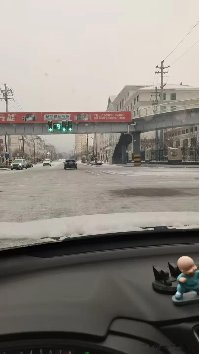 昨晚上落了一场雪。我决定今早上和孩子走着去学校，不再开车送。因为去学校的路途中有