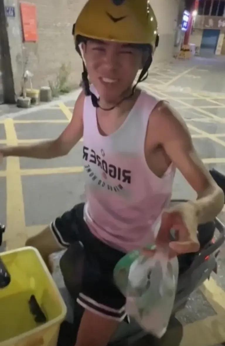 一位高中女老师点外卖，等送来时感觉骑手的身影很熟悉，走近仔细一看，原来是自己毕业