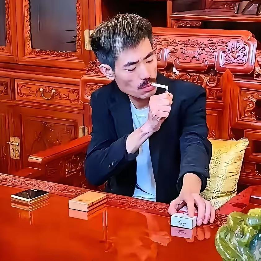 阿四常年蹲在和平饭店门外，点烟，压低声音，对镜头说要做上亿元买卖。这套剧本反复拍