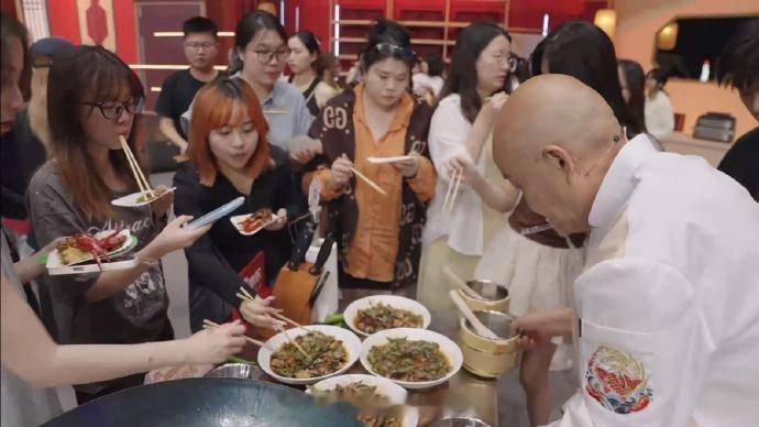 复刻湖南辣椒炒肉祖师爷同款 按照保姆级教程一步步来，先把辣椒单独煸出虎皮盛出，再