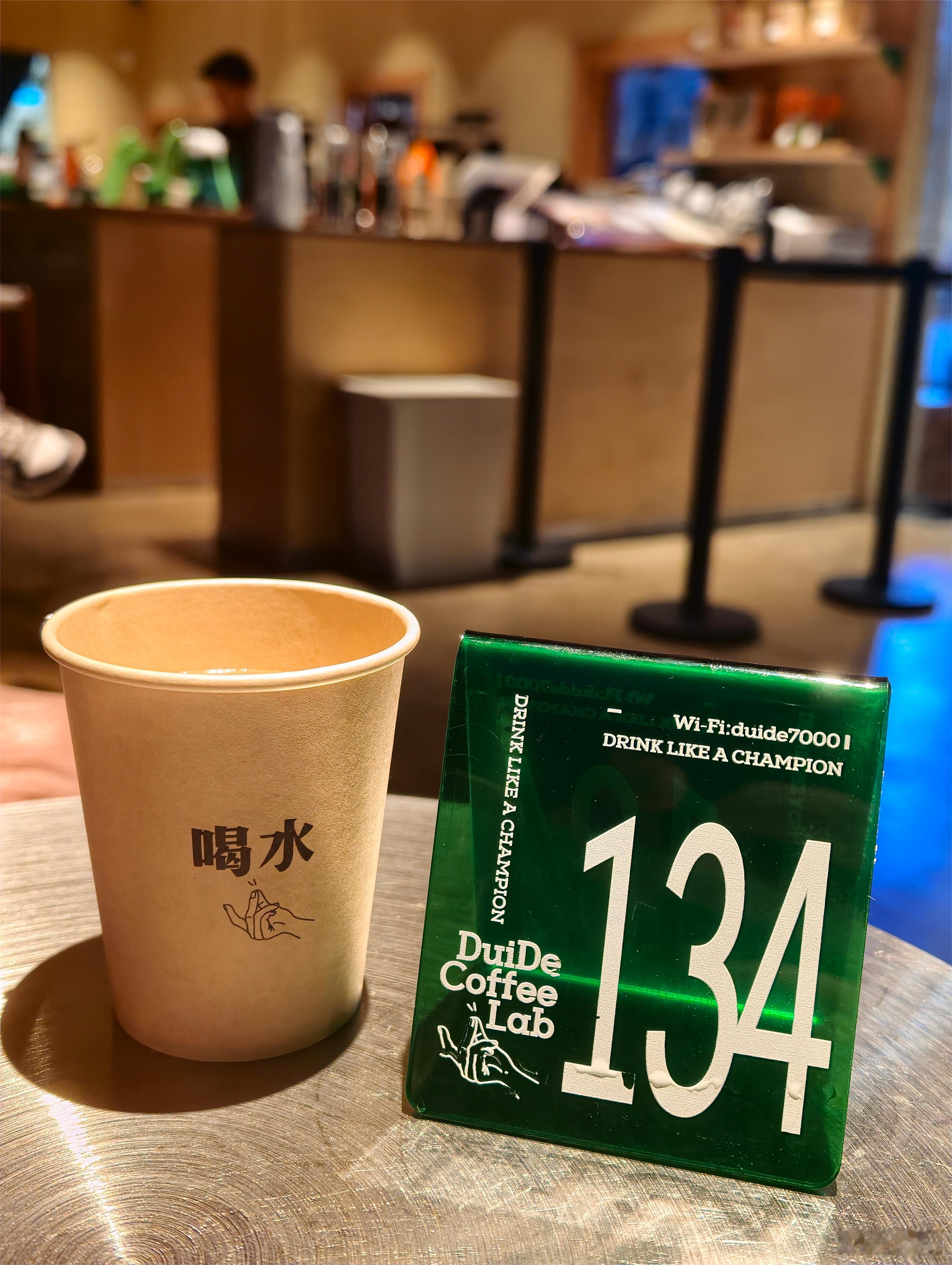 周五晚上，去了的咖啡馆阿云朵仓店，还记得第一次到老店时还是2020年，一转眼6年