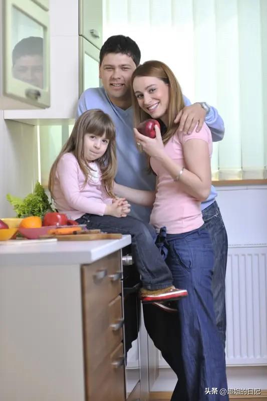 幸福就是，家人都健康，自己没病，朋友围绕，知足常乐。
幸福实际很简单，降低诉求，