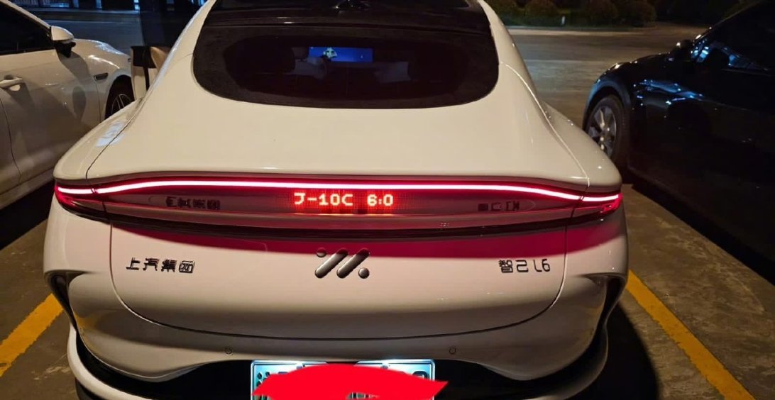 原来智己的交互尾灯还能这么用。 ​​​
