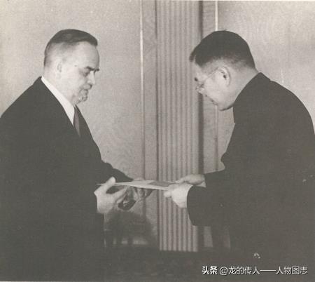 1951年4月18日，张闻天大使向苏联最高苏维埃主席团主席什维尔尼克递交国书。